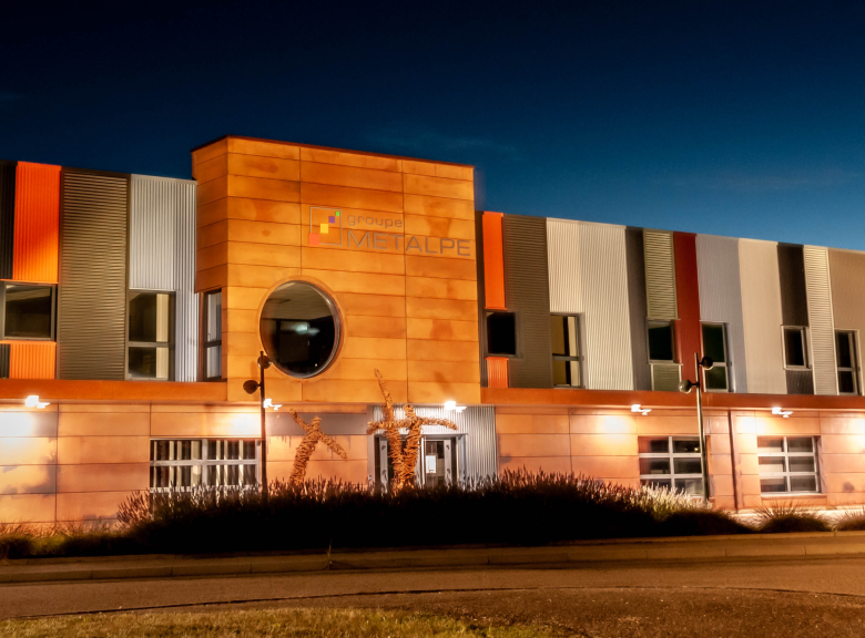 Batiment du groupe metalpe éclairé de nuit